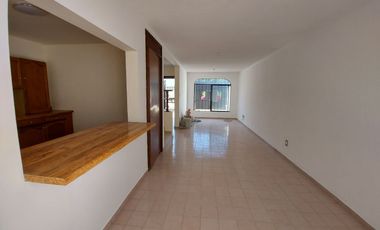 Casa Grande en renta Colinas de San Isidro, privada con control de acceso y guardia de seguridad, León, Gto.