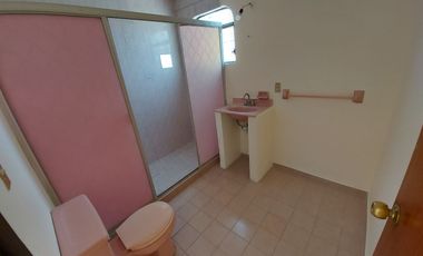 Casa Grande en renta Colinas de San Isidro, privada con control de acceso y guardia de seguridad, León, Gto.