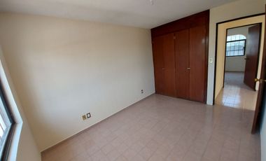 Casa Grande en renta Colinas de San Isidro, privada con control de acceso y guardia de seguridad, León, Gto.