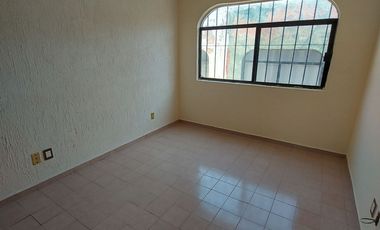 Casa Grande en renta Colinas de San Isidro, privada con control de acceso y guardia de seguridad, León, Gto.