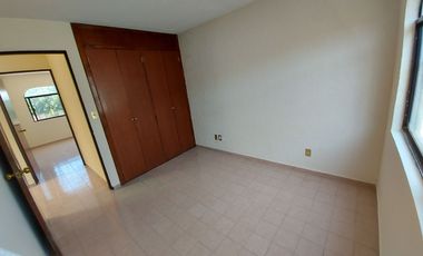 Casa Grande en renta Colinas de San Isidro, privada con control de acceso y guardia de seguridad, León, Gto.