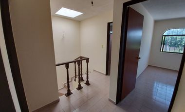 Casa Grande en renta Colinas de San Isidro, privada con control de acceso y guardia de seguridad, León, Gto.