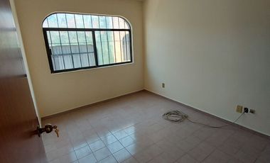 Casa Grande en renta Colinas de San Isidro, privada con control de acceso y guardia de seguridad, León, Gto.