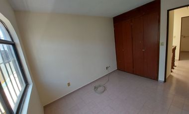 Casa Grande en renta Colinas de San Isidro, privada con control de acceso y guardia de seguridad, León, Gto.