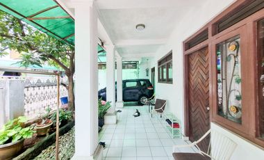 Rumah Tua terawat dijual murah 200 meter dari jalan Panglima Polim Raya Kebayoran Baru Jakarta Selatan