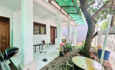 Rumah Tua terawat dijual murah 200 meter dari jalan Panglima Polim Raya Kebayoran Baru Jakarta Selatan