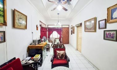 Rumah Tua terawat dijual murah 200 meter dari jalan Panglima Polim Raya Kebayoran Baru Jakarta Selatan