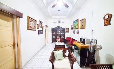 Rumah Tua terawat dijual murah 200 meter dari jalan Panglima Polim Raya Kebayoran Baru Jakarta Selatan