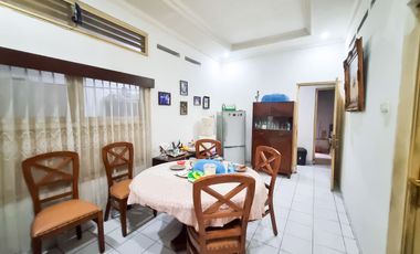 Rumah Tua terawat dijual murah 200 meter dari jalan Panglima Polim Raya Kebayoran Baru Jakarta Selatan