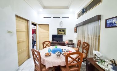 Rumah Tua terawat dijual murah 200 meter dari jalan Panglima Polim Raya Kebayoran Baru Jakarta Selatan