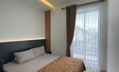 RUMAH VILLA 2,5 LANTAI KOTA BATU DEKAT JALAN RAYA DAN ALUN-ALUN KOTA BATU