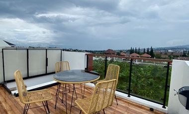 RUMAH VILLA 2,5 LANTAI KOTA BATU DEKAT JALAN RAYA DAN ALUN-ALUN KOTA BATU