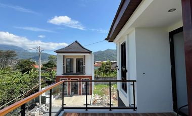 RUMAH VILLA 2,5 LANTAI KOTA BATU DEKAT JALAN RAYA DAN ALUN-ALUN KOTA BATU