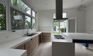 SE ALQUILA CASA DE 4 HABITACIONES EN AIRES DE BATAN. SAMBORONDON