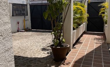 REFORMA ZONA DORADA, CERCA PLAZA CUERNAVACA, IMPECABLE, LOFT, BELLÍSIMO JARDÍN, ALBERCA $12,000.00 mensuales mtto incluido.