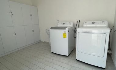 REFORMA ZONA DORADA, CERCA PLAZA CUERNAVACA, IMPECABLE, LOFT, BELLÍSIMO JARDÍN, ALBERCA $12,000.00 mensuales mtto incluido.