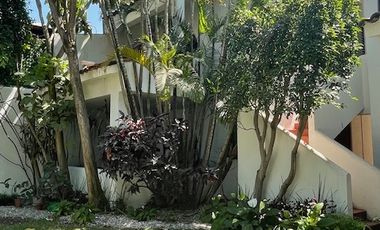 REFORMA ZONA DORADA, CERCA PLAZA CUERNAVACA, IMPECABLE, LOFT, BELLÍSIMO JARDÍN, ALBERCA $12,000.00 mensuales mtto incluido.