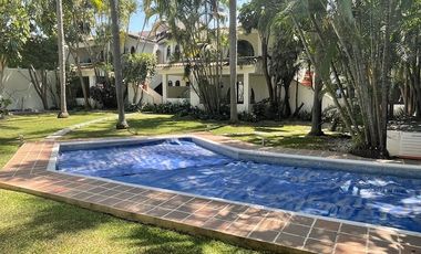 REFORMA ZONA DORADA, CERCA PLAZA CUERNAVACA, IMPECABLE, LOFT, BELLÍSIMO JARDÍN, ALBERCA $12,000.00 mensuales mtto incluido.