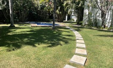 REFORMA ZONA DORADA, CERCA PLAZA CUERNAVACA, IMPECABLE, LOFT, BELLÍSIMO JARDÍN, ALBERCA $12,000.00 mensuales mtto incluido.