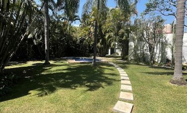 REFORMA ZONA DORADA, CERCA PLAZA CUERNAVACA, IMPECABLE, LOFT, BELLÍSIMO JARDÍN, ALBERCA $12,000.00 mensuales mtto incluido.