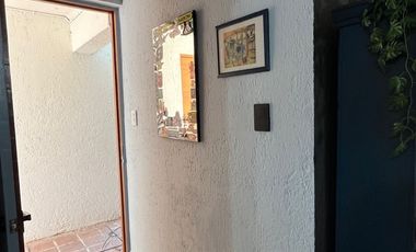 REFORMA ZONA DORADA, CERCA PLAZA CUERNAVACA, IMPECABLE, LOFT, BELLÍSIMO JARDÍN, ALBERCA $12,000.00 mensuales mtto incluido.