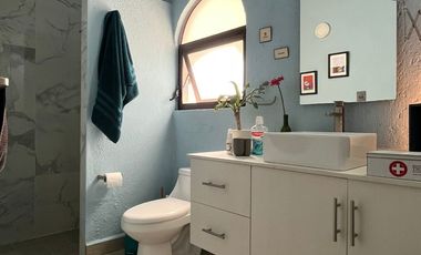 REFORMA ZONA DORADA, CERCA PLAZA CUERNAVACA, IMPECABLE, LOFT, BELLÍSIMO JARDÍN, ALBERCA $12,000.00 mensuales mtto incluido.