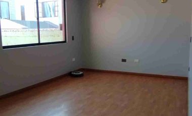 Vendo Hermosa Casa Sólida, Regularizada, 4dormitorios 2baños 2Estacionamientos.