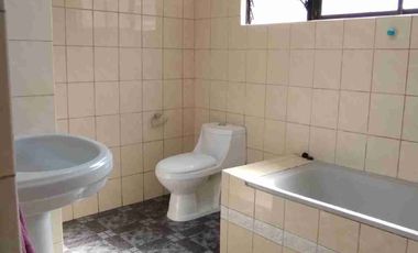 Vendo Hermosa Casa Sólida, Regularizada, 4dormitorios 2baños 2Estacionamientos.