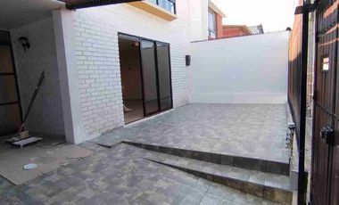 Vendo Hermosa Casa Sólida, Regularizada, 4dormitorios 2baños 2Estacionamientos.