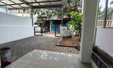 Rumah 2 lantai siap huni di komplek Cipamokolan bebas banjir