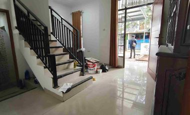 Rumah 2 lantai siap huni di komplek Cipamokolan bebas banjir