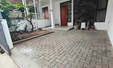 Rumah 2 lantai siap huni di komplek Cipamokolan bebas banjir