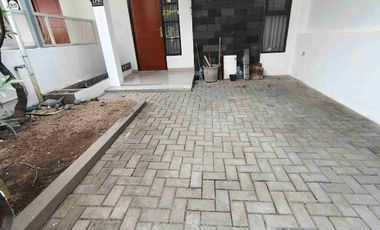 Rumah 2 lantai siap huni di komplek Cipamokolan bebas banjir