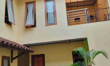 Dijual Rumah 2 Lantai 7 kamar Tidur Di Karang Tengah Tangerang Kota