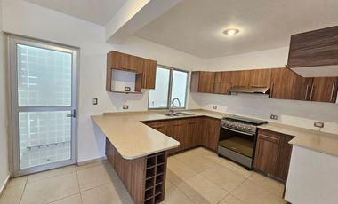 Casa EN RENTA, fraccionamiento Jardines del Moral (zona norte), León, Guanajuato.