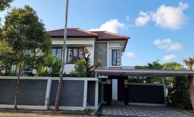 Rumah Elit dengan Kolam Renang Disewakan, di Kuta Utara Area