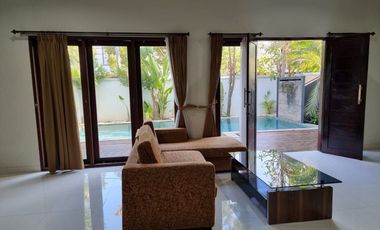 Rumah Elit dengan Kolam Renang Disewakan, di Kuta Utara Area