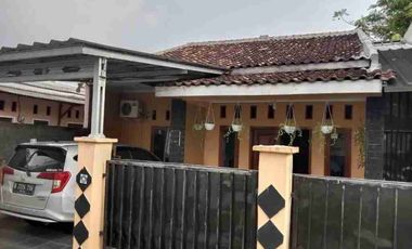 jual rumah kampung deket lampu merah brimob kota Ciracas surat SHM akses mobil
