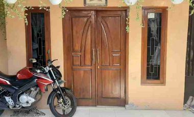 jual rumah kampung deket lampu merah brimob kota Ciracas surat SHM akses mobil