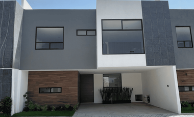 Casa en venta por la La Radial, por UVM