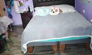 Vendo Casa completamente Sólida, en Av. Los Cóndores. 5dormitorios 3baños 2estacionamientos.