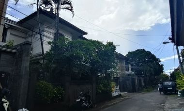 Rumah semi Villa 2 lantai Dijual, berada di Renon