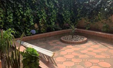 SE VENDE CASA PAR REMODELAR EN EL PASEO DE LOS BUGANVILES EN CHIA