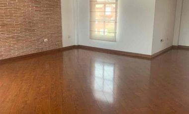 SE VENDE CASA PAR REMODELAR EN EL PASEO DE LOS BUGANVILES EN CHIA