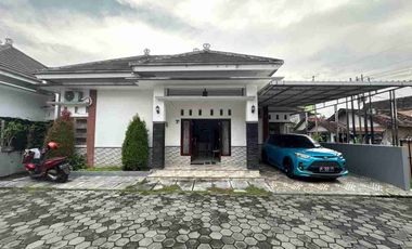 DIJUAL RUMAH CANTIK FULL FURNISH DALAM RINGROD BELAKANG KAMPUS UAD TAMAN BANGUNTAPAN