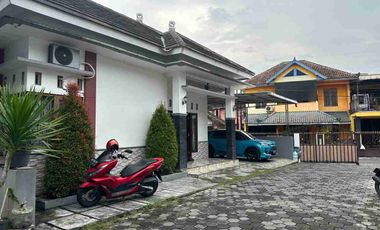 DIJUAL RUMAH CANTIK FULL FURNISH DALAM RINGROD BELAKANG KAMPUS UAD TAMAN BANGUNTAPAN