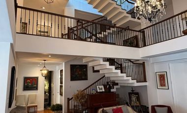 House and Lot For Sale in  Fort Bonifacio Residence.