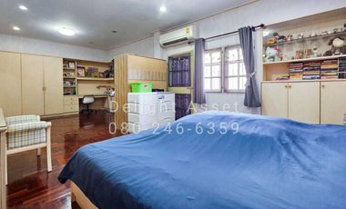 For Sale! 3 Storey Townhome in Ketnuti Chermine Village (Lat Phrao 87), Next to CDC!! 34 Sq. wa, 250 Sqm 6 Bedrooms 5 Bathrooms 4 Parking lot