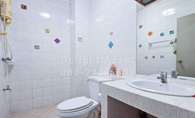 For Sale! 3 Storey Townhome in Ketnuti Chermine Village (Lat Phrao 87), Next to CDC!! 34 Sq. wa, 250 Sqm 6 Bedrooms 5 Bathrooms 4 Parking lot