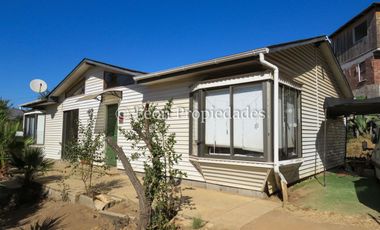 Leon Propiedades vende sitio de 2.100 m2 con casa en Curacaví centro.